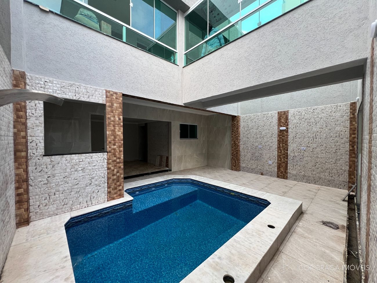 BELÍSSIMO SOBRADO, ALTO PADRÃO À 50M DO MAR