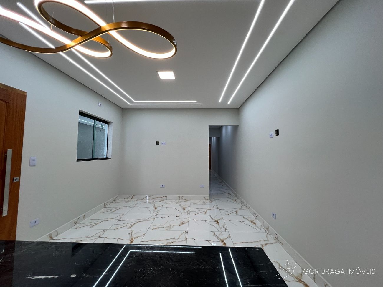 BELÍSSIMA CASA, ALTO PADRÃO À 550M DO MAR