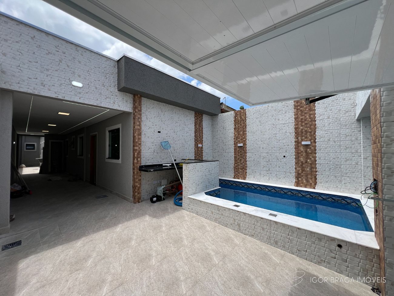 BELÍSSIMA CASA, ALTO PADRÃO À 550M DO MAR