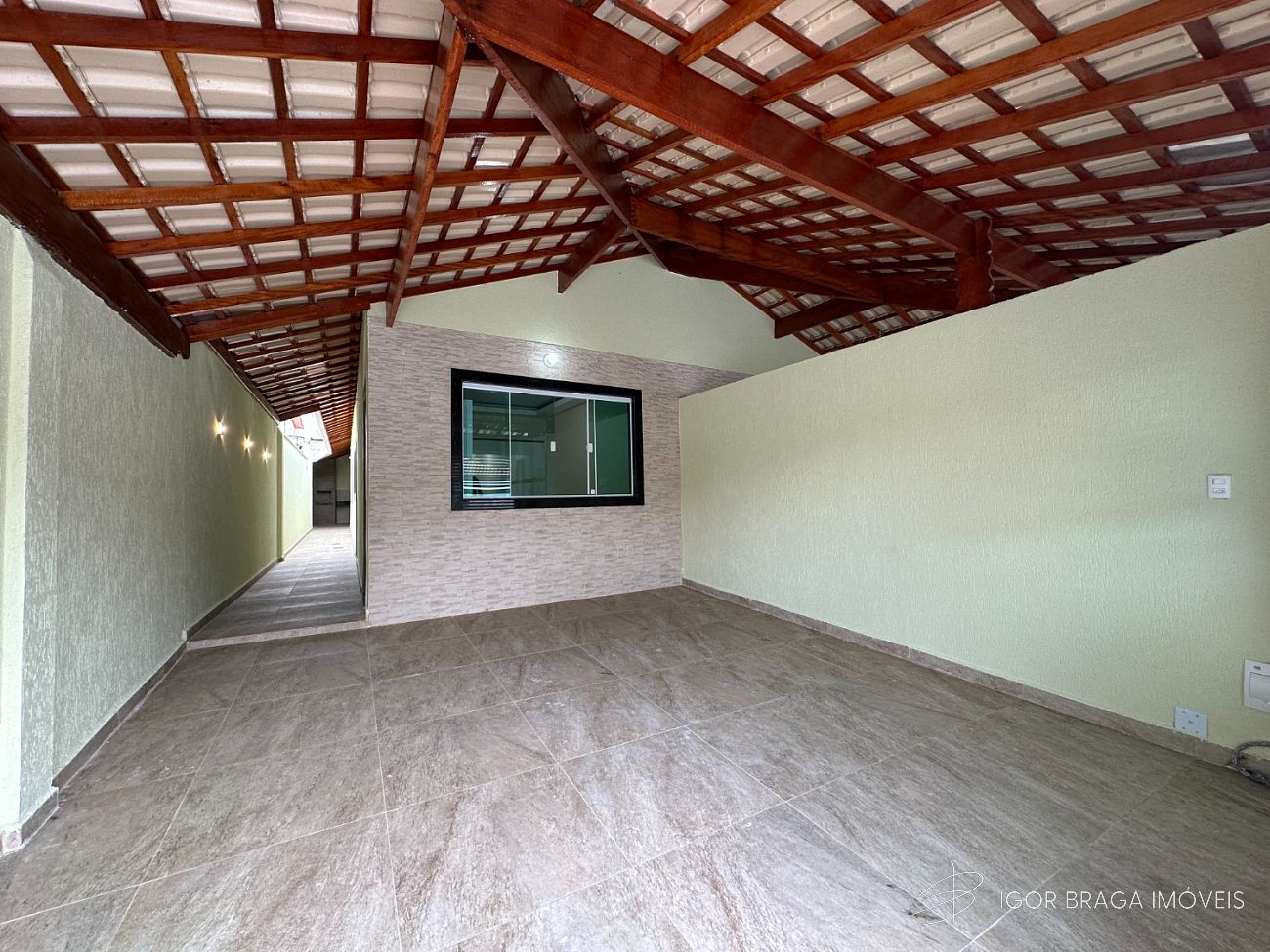 BELÍSSIMA CASA, AMPLA À 100M DO MAR