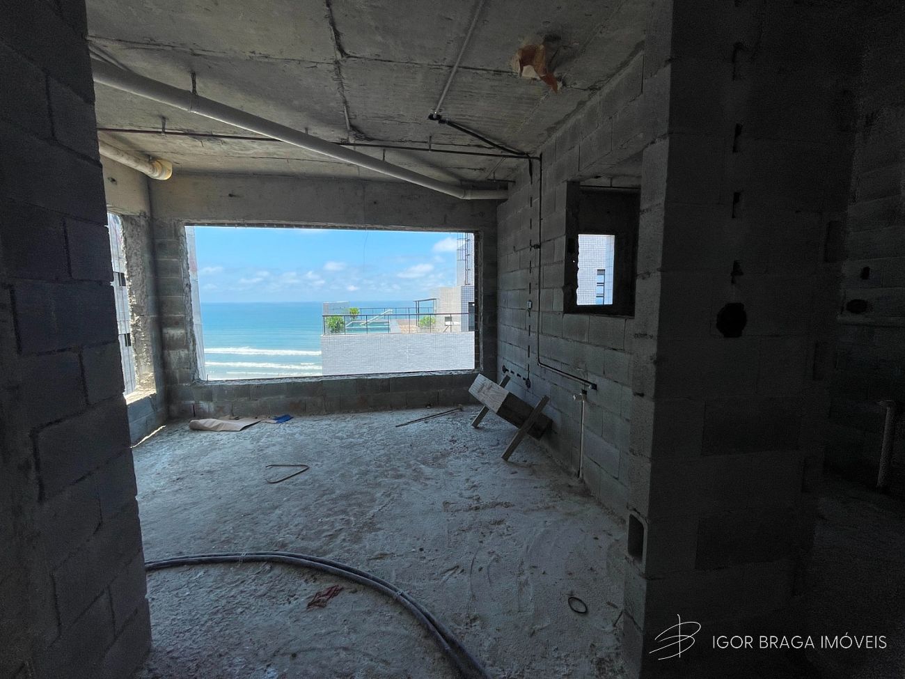 EXCELENTE COBERTURA DUPLEX, À 50m DO MAR E LAZER COMPLETO