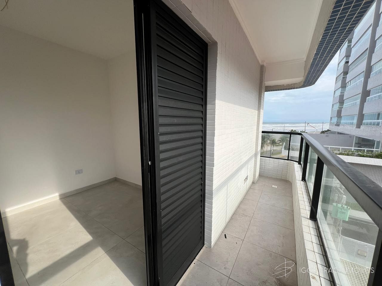 EXCELENTE APARTAMENTO, À 10M DO MAR E LAZER COMPLETO