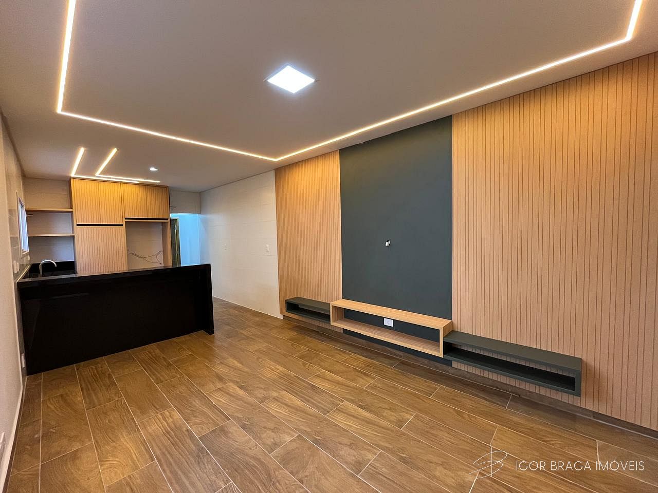 EXCELENTE CASA, FINO ACABAMENTO E À 200M DO MAR