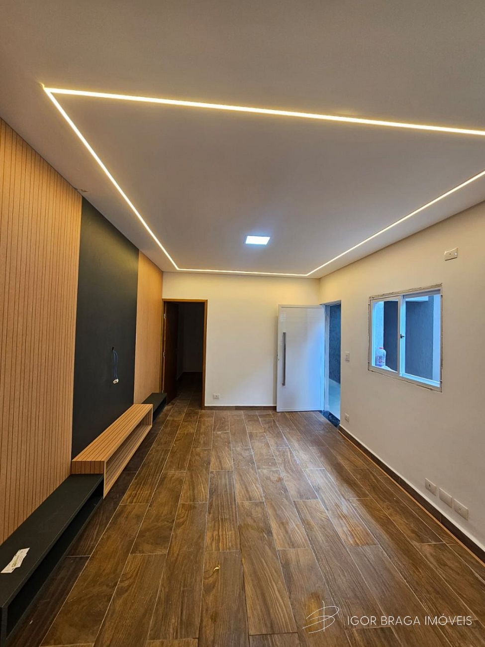 EXCELENTE CASA, FINO ACABAMENTO E À 200M DO MAR