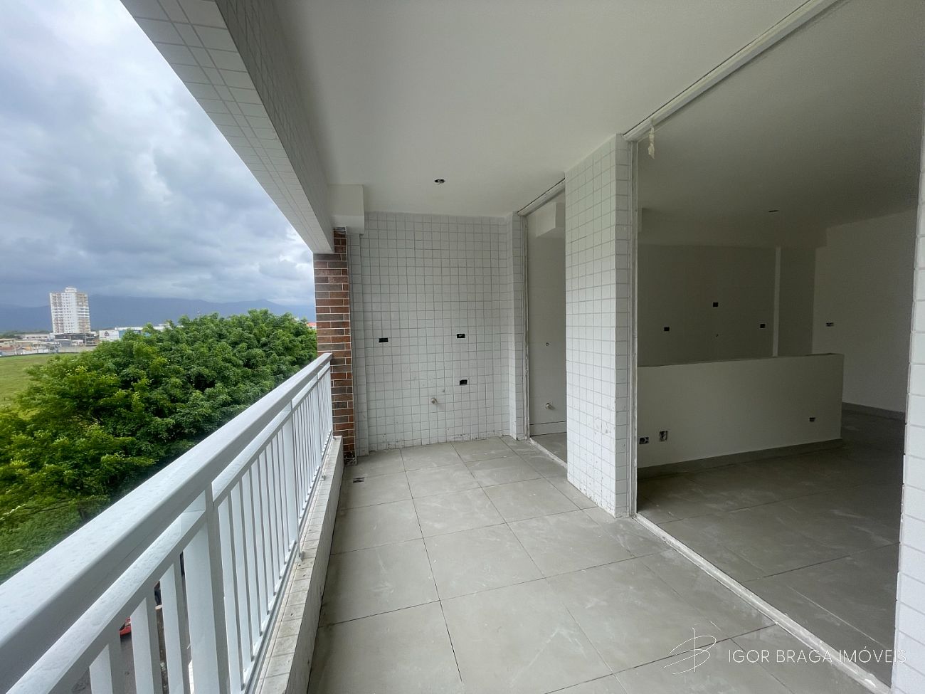 BELÍSSIMO APARTAMENTO, À 270M DO MAR E LAZER COMPLETO