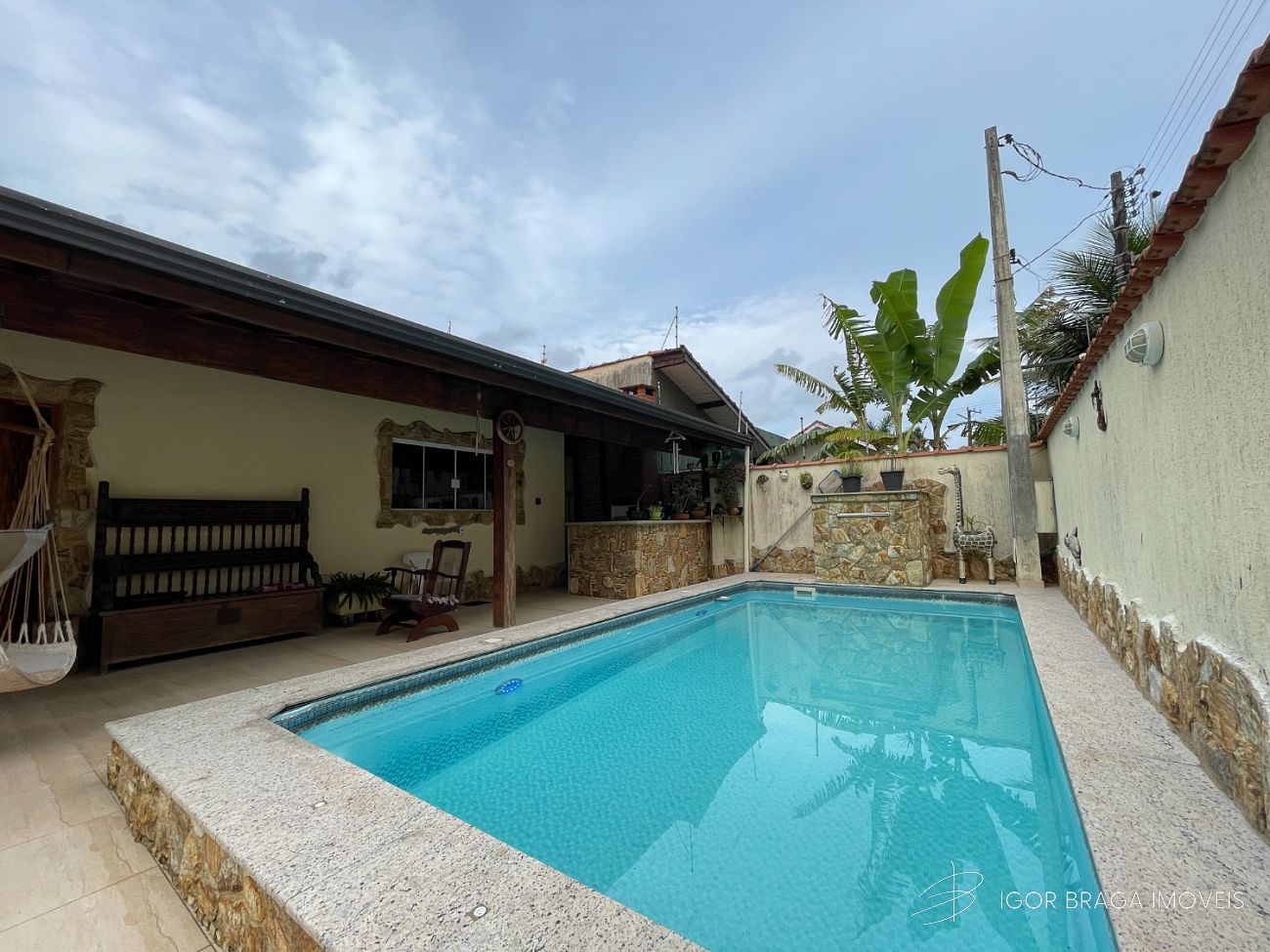 BELÍSSIMA CASA, AMPLA E À 100M DO MAR