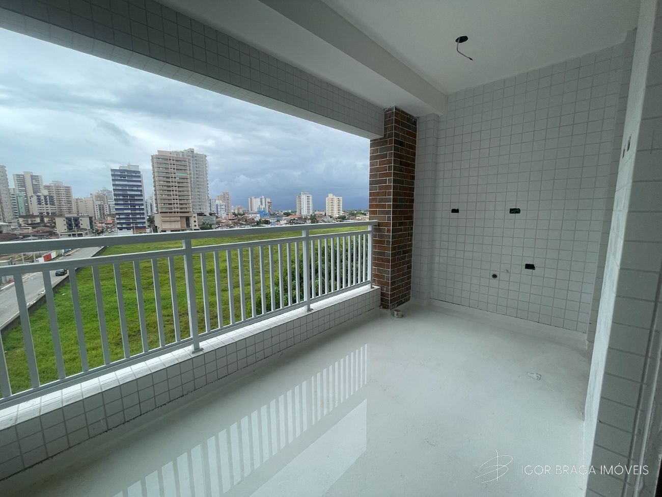 BELÍSSIMO APARTAMENTO, À 100M DO MAR E LAZER COMPLETO