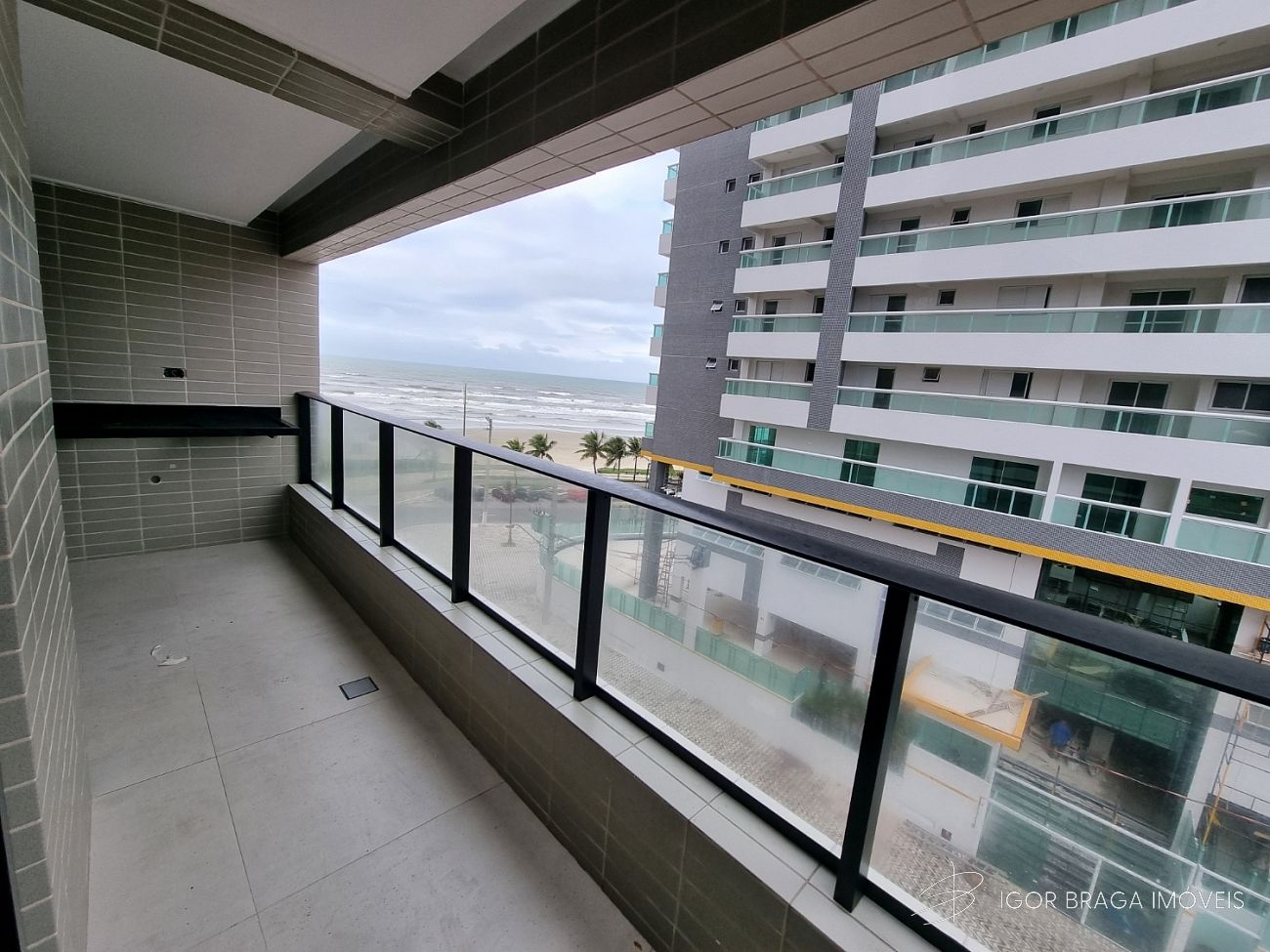 BELÍSSIMO APARTAMENTO, À 50M DO MAR E LAZER COMPLETO