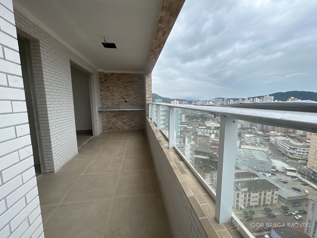 BELÍSSIMO APARTAMENTO, LAZER À 600m DO MAR