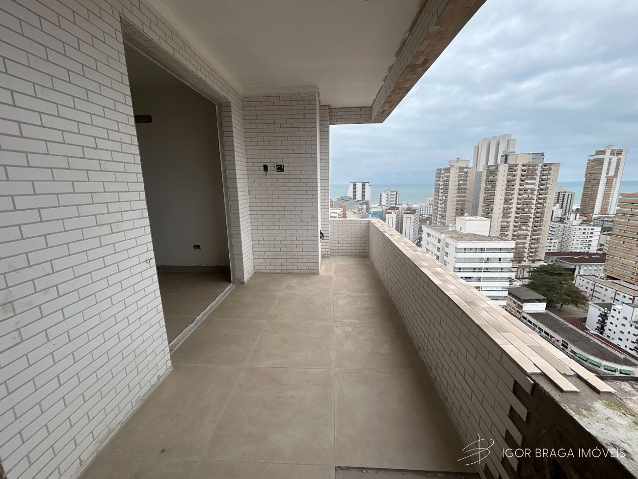 BELÍSSIMO APARTAMENTO, LAZER À 600m DO MAR