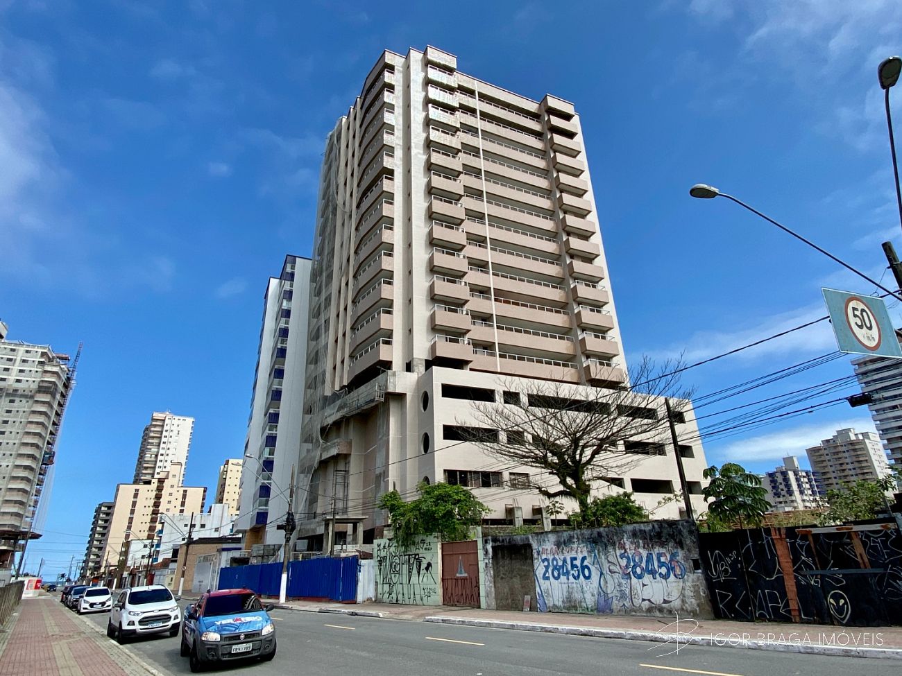 BELÍSSIMO APARTAMENTO, À 200m DO MAR E LAZER COMPLETO