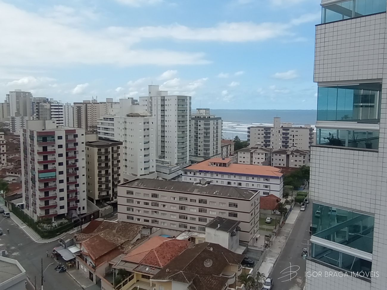 BELÍSSIMO APARTAMENTO, À 250M DO MAR E VISTA LIVRE