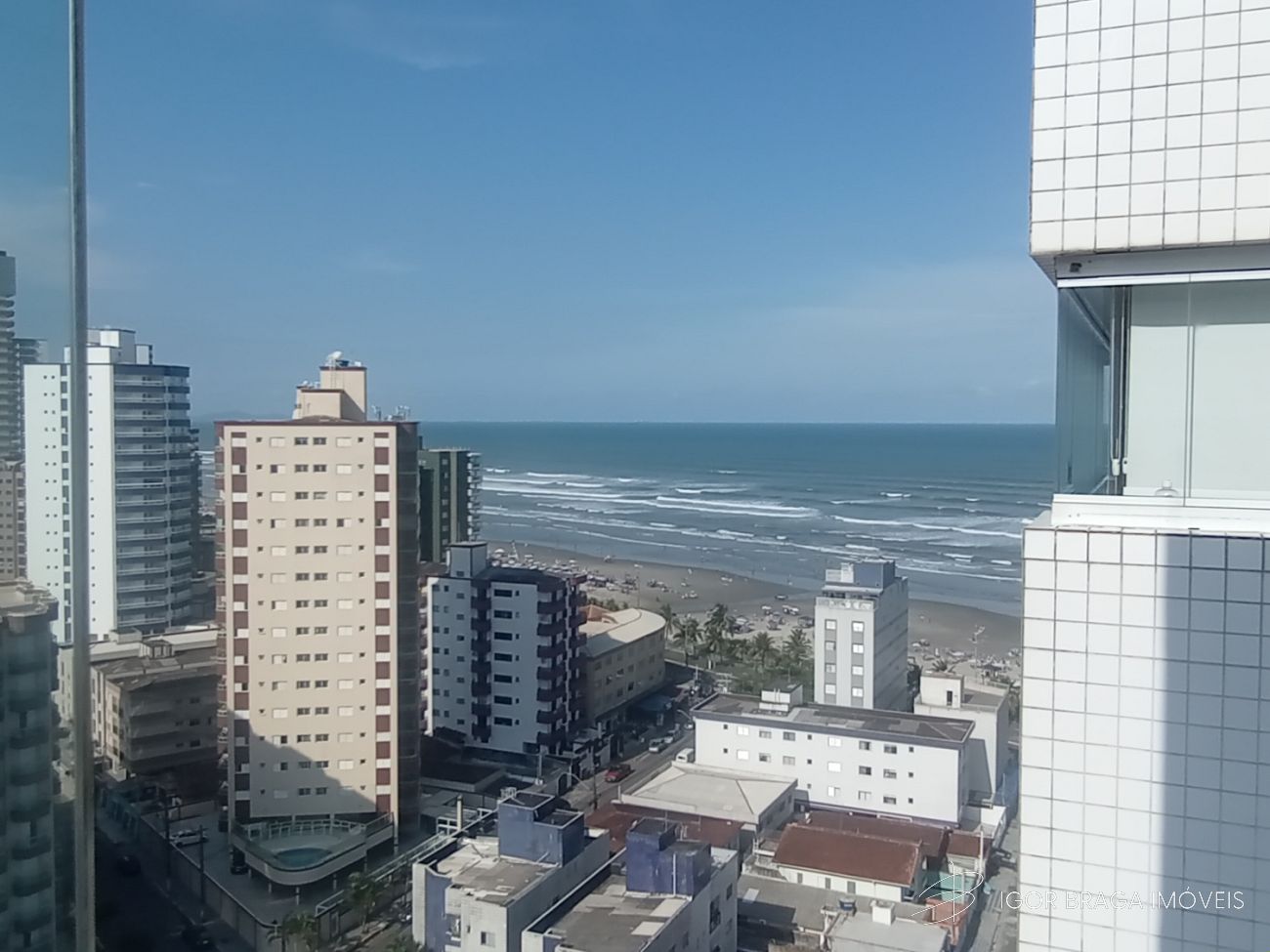 BELÍSSIMO APARTAMENTO, À 150m DO MAR E ÁREA DE LAZER