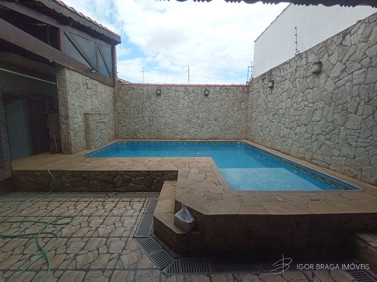 BELÍSSIMA CASA COM PISCINA, AMPLA E À 400M DO MAR
