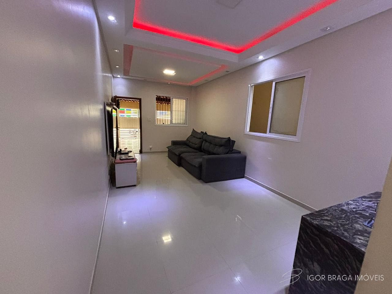 BELÍSSIMA CASA, FINO ACABAMENTO E À 500M DO MAR