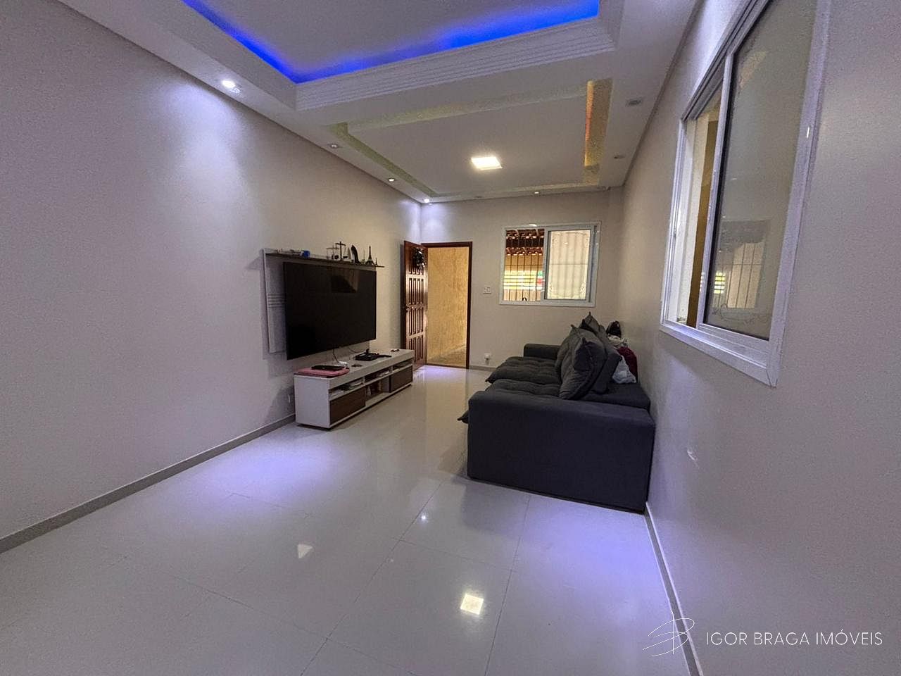 BELÍSSIMA CASA, FINO ACABAMENTO E À 500M DO MAR