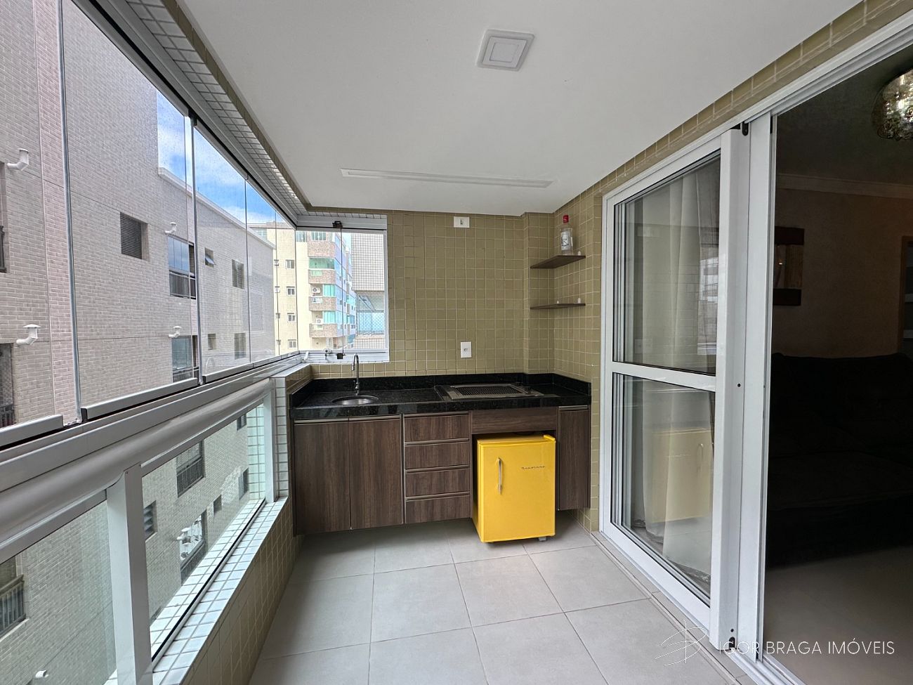 BELÌSSIMO APARTAMENTO, À 100M DO MAR E LAZER COMPLETO