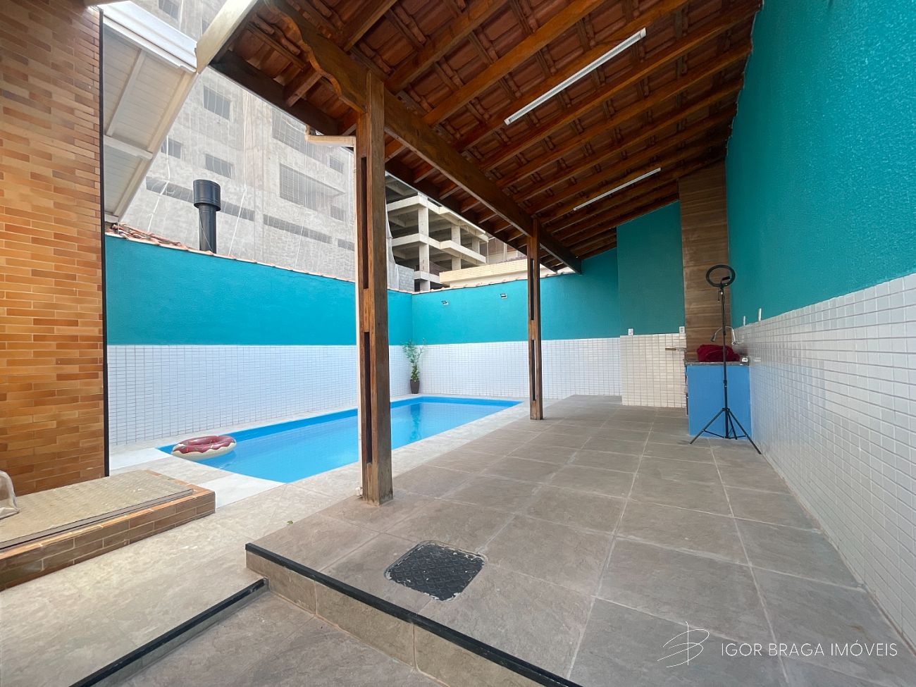 BELÍSSIMA CASA, AMPLA E À 400M DO MAR