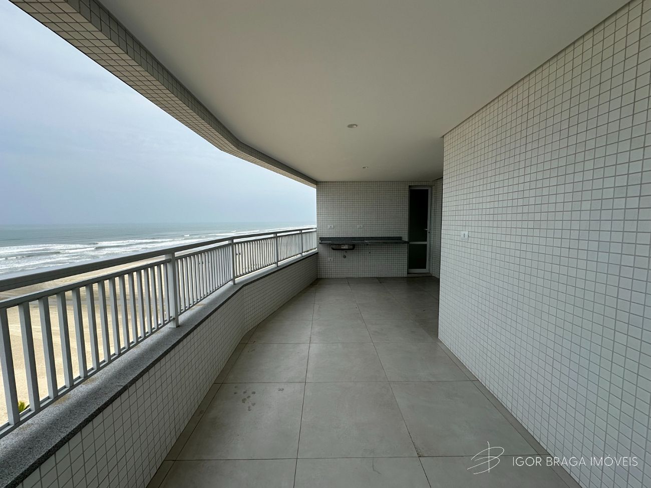 EXCELENTE APARTAMENTO, 10M DO MAR E LAZER COMPLETO