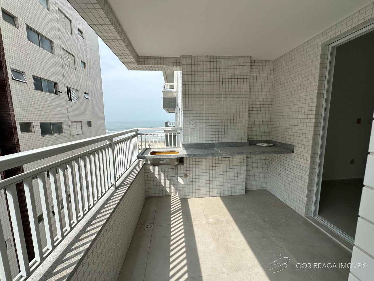 EXCELENTE APARTAMENTO, 10M DO MAR E LAZER COMPLETO