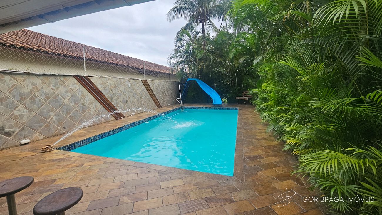 BELÍSSIMA CASA COM PISCINA, AMPLA E ÁREA GOURMET