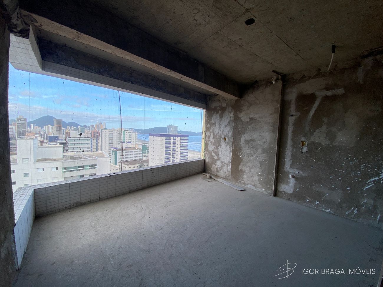 BELÍSSIMO APARTAMENTO, À 50m DO MAR E LAZER COMPLETO