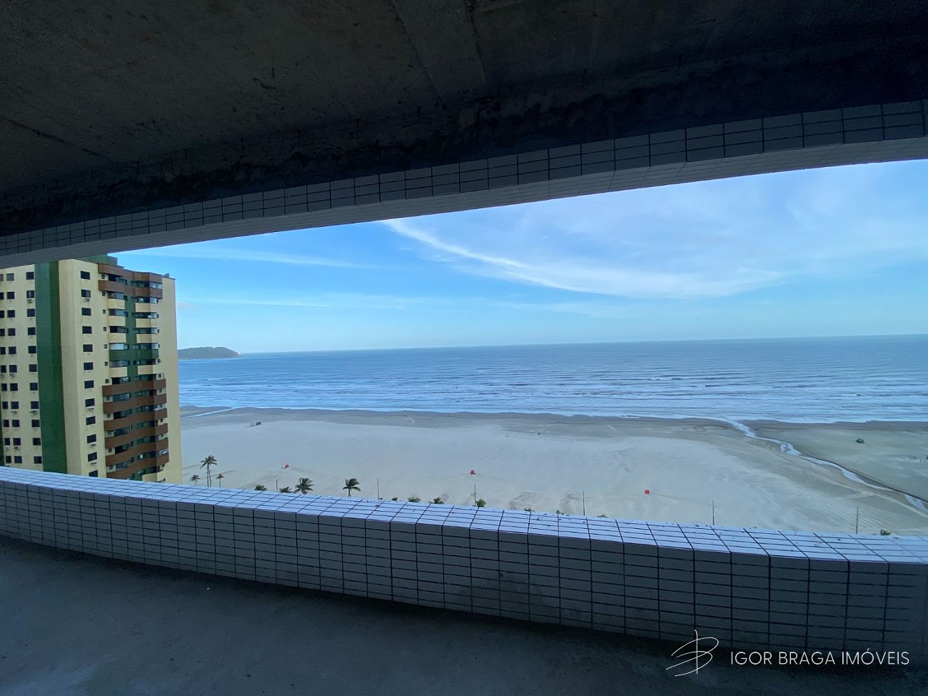 BELÍSSIMO APARTAMENTO, À 50m DO MAR E LAZER COMPLETO