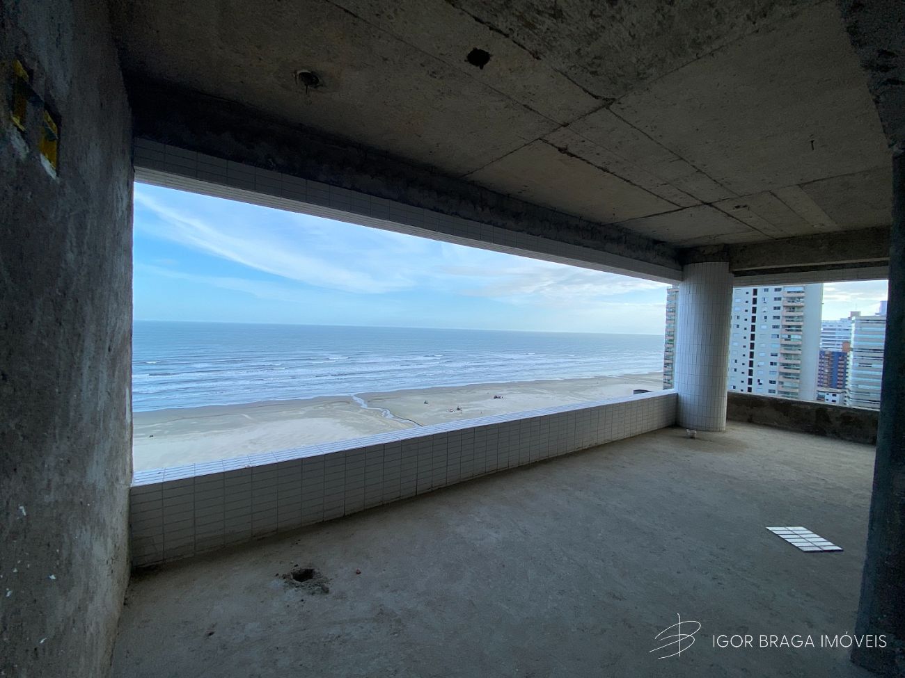 BELÍSSIMO APARTAMENTO, À 50m DO MAR E LAZER COMPLETO