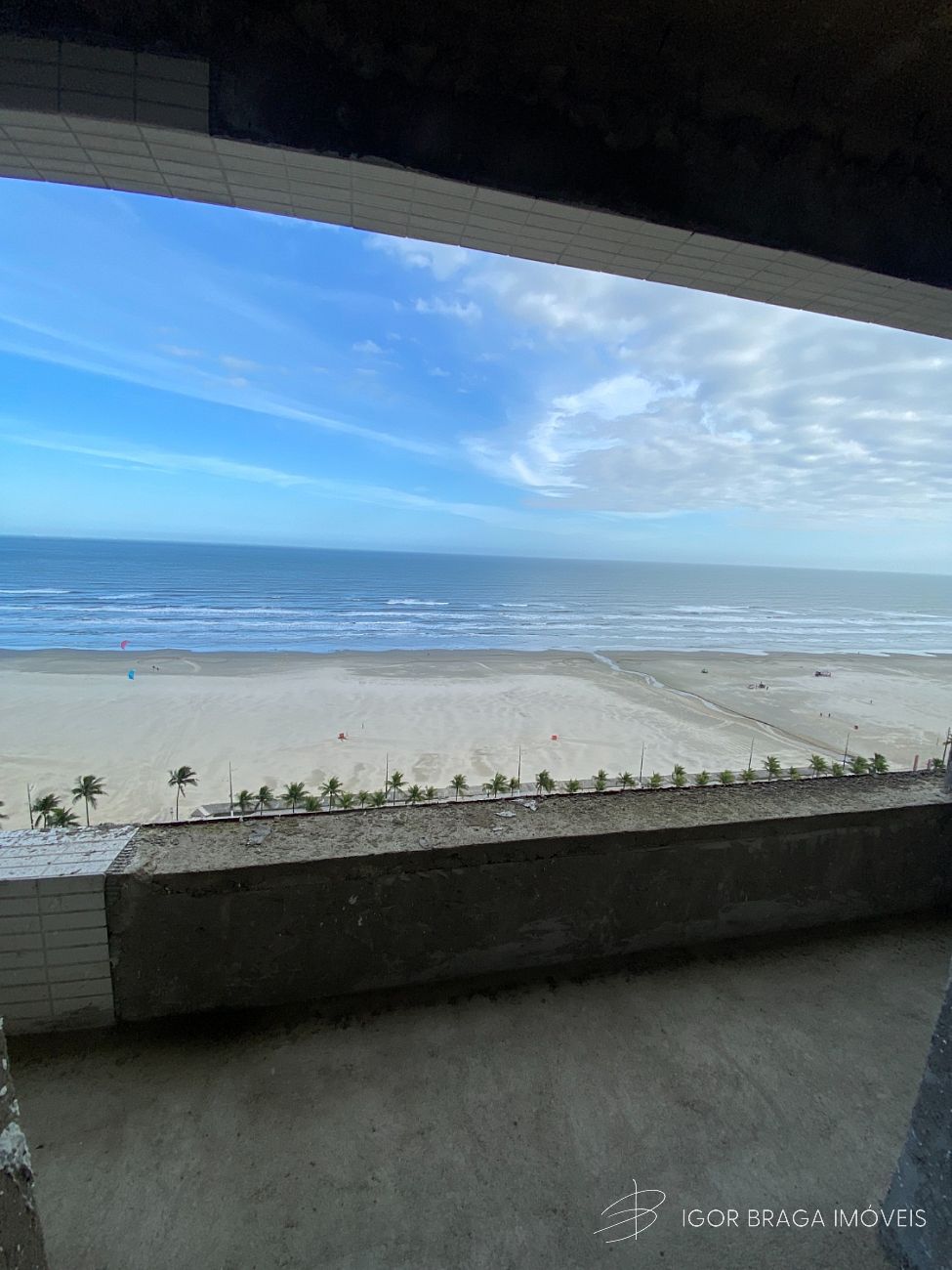 BELÍSSIMO APARTAMENTO, À 50m DO MAR E LAZER COMPLETO