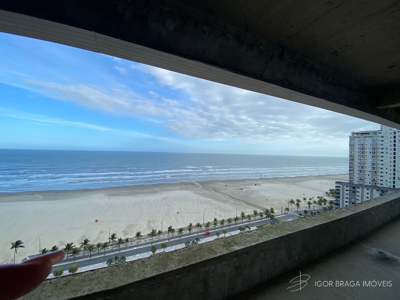 BELÍSSIMO APARTAMENTO, À 50m DO MAR E LAZER COMPLETO