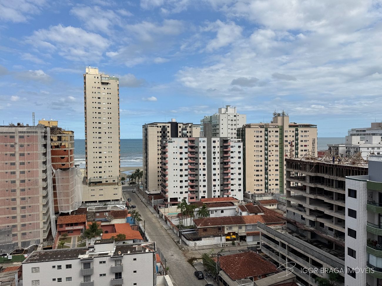 BELÍSSIMO APARTAMENTO, FINO ACABAMENTO, À 230M DO MAR E LAZER COMPLETO