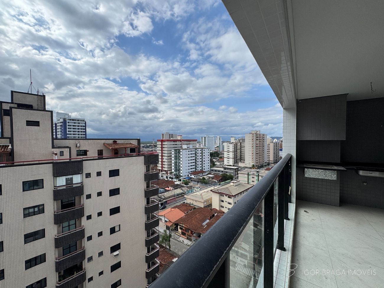 BELÍSSIMO APARTAMENTO, FINO ACABAMENTO, À 230M DO MAR E LAZER COMPLETO