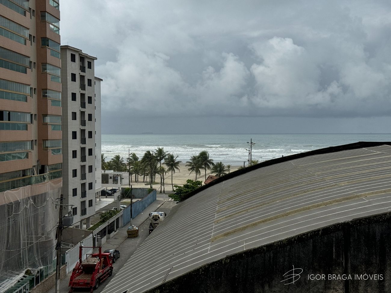 BELÍSSIMO APARTAMENTO, À 180M DO MAR E FINO ACABAMENTO
