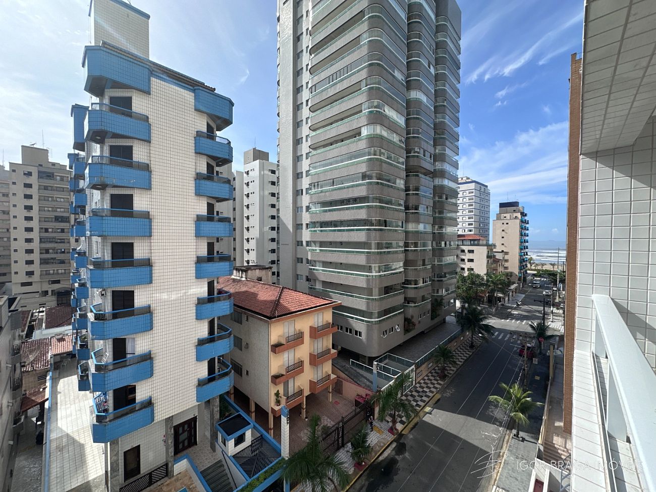 BELÍSSIMO APARTAMENTO AMPLO, À 100M DO MAR