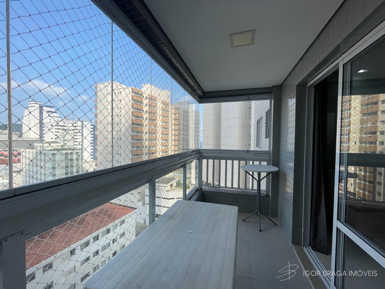 BELÍSSIMO APARTAMENTO, À 100m DO MAR E LAZER COMPLETO