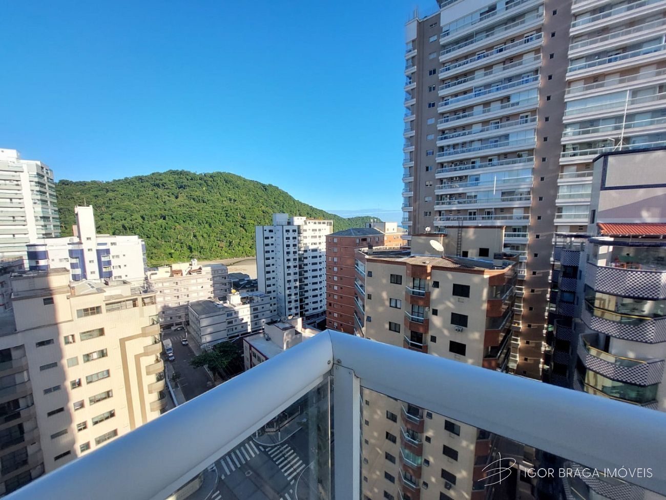 BELÍSSSIMO APARTAMENTO, AMPLO E FINO ABAMENTO