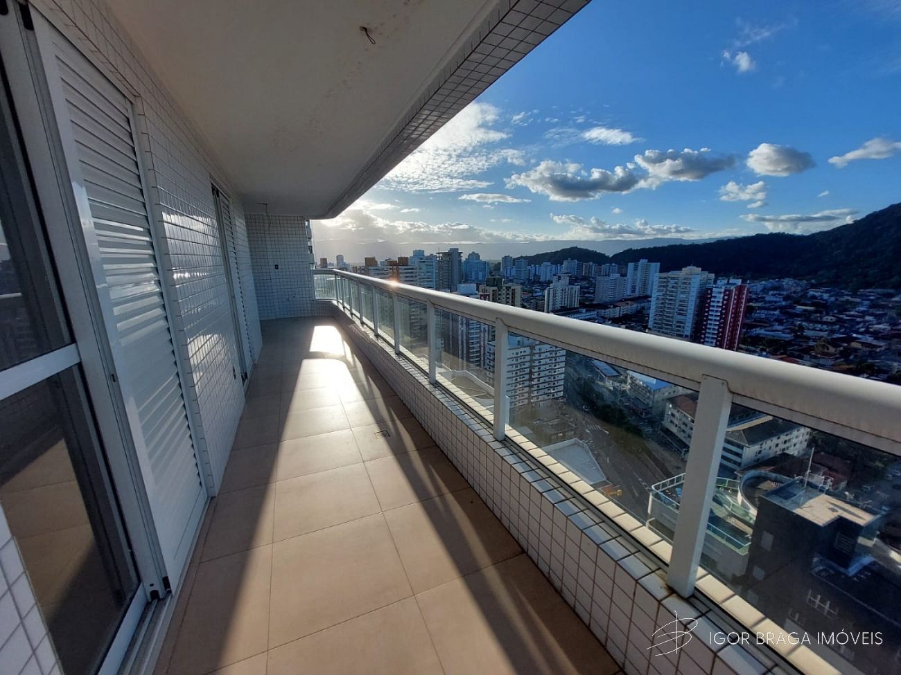 BELÍSSSIMO APARTAMENTO, AMPLO E FINO ABAMENTO