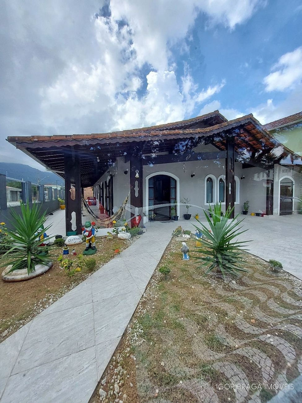 BELPÍSSIMA CASA, AMPLA , À 240M DO MAR E FINO ACABAMENTO