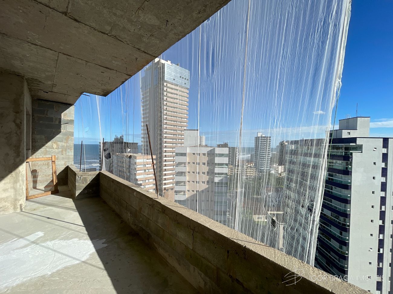 BELÍSSIMO APARTAMENTO, À 200M DO MAR E LAZER COMPLETO