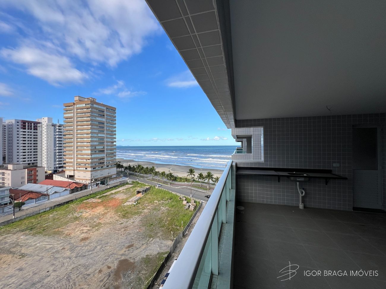 BELÍSSIMO APARTAMENTO, FRENTE MAR E LAZER COMPLETO