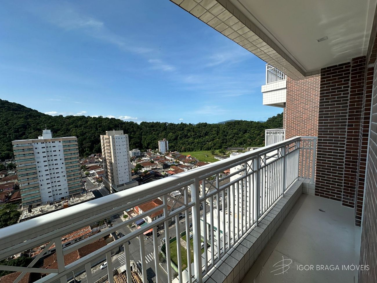 BELÍSSIMO APARTAMENTO, À 600M DO MAR