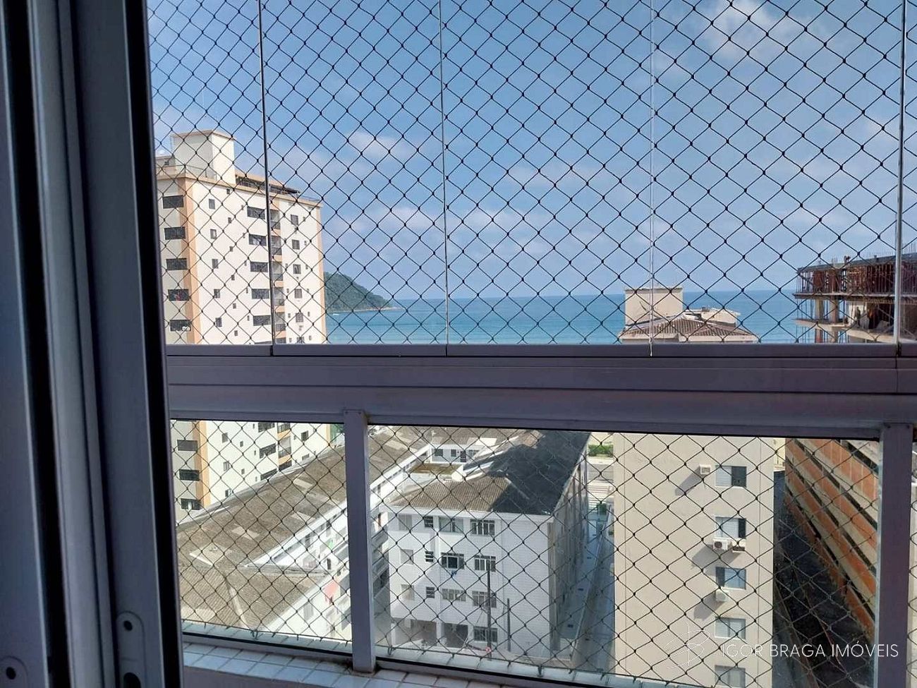 BELÍSSIMO APARTAMENTO, À 230M DO MAR