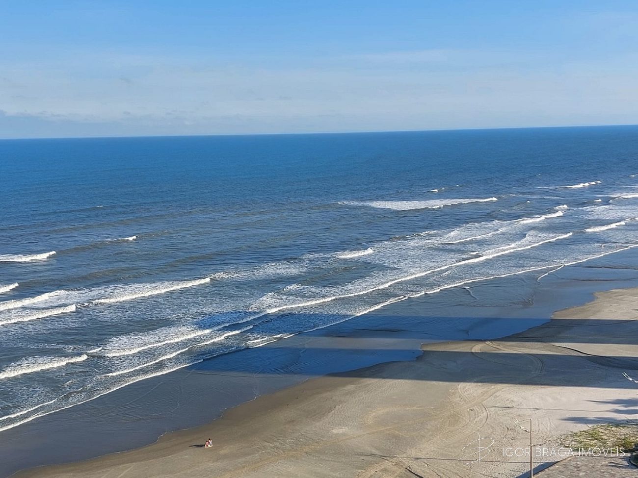 BELÍSSIMO APARTAMENTO, À 50M DO MAR E LAZER COMPLETO