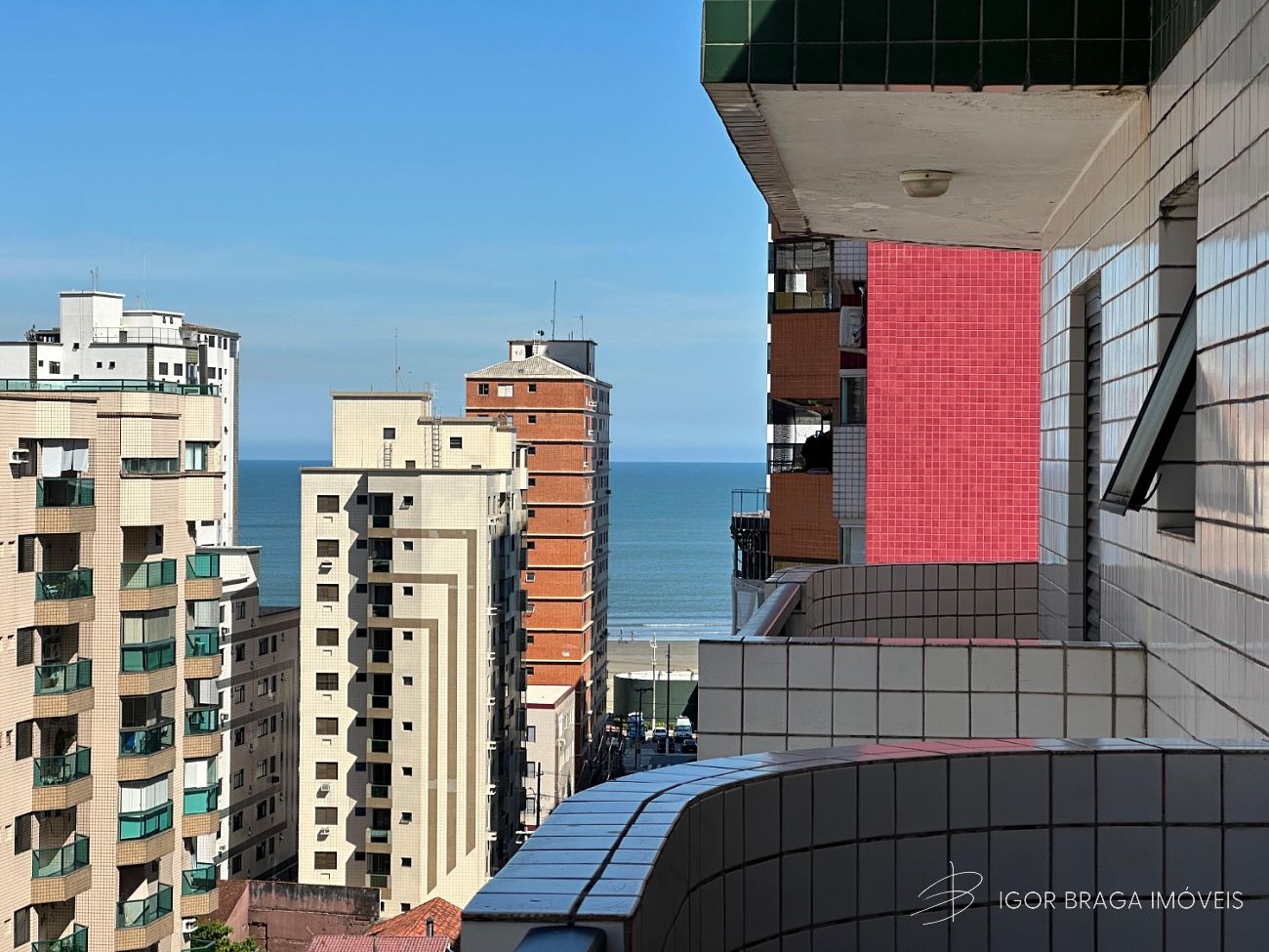 BELÍSSIMO APARTAMENTO, À 300M DO MAR E LAZER COMPLETO