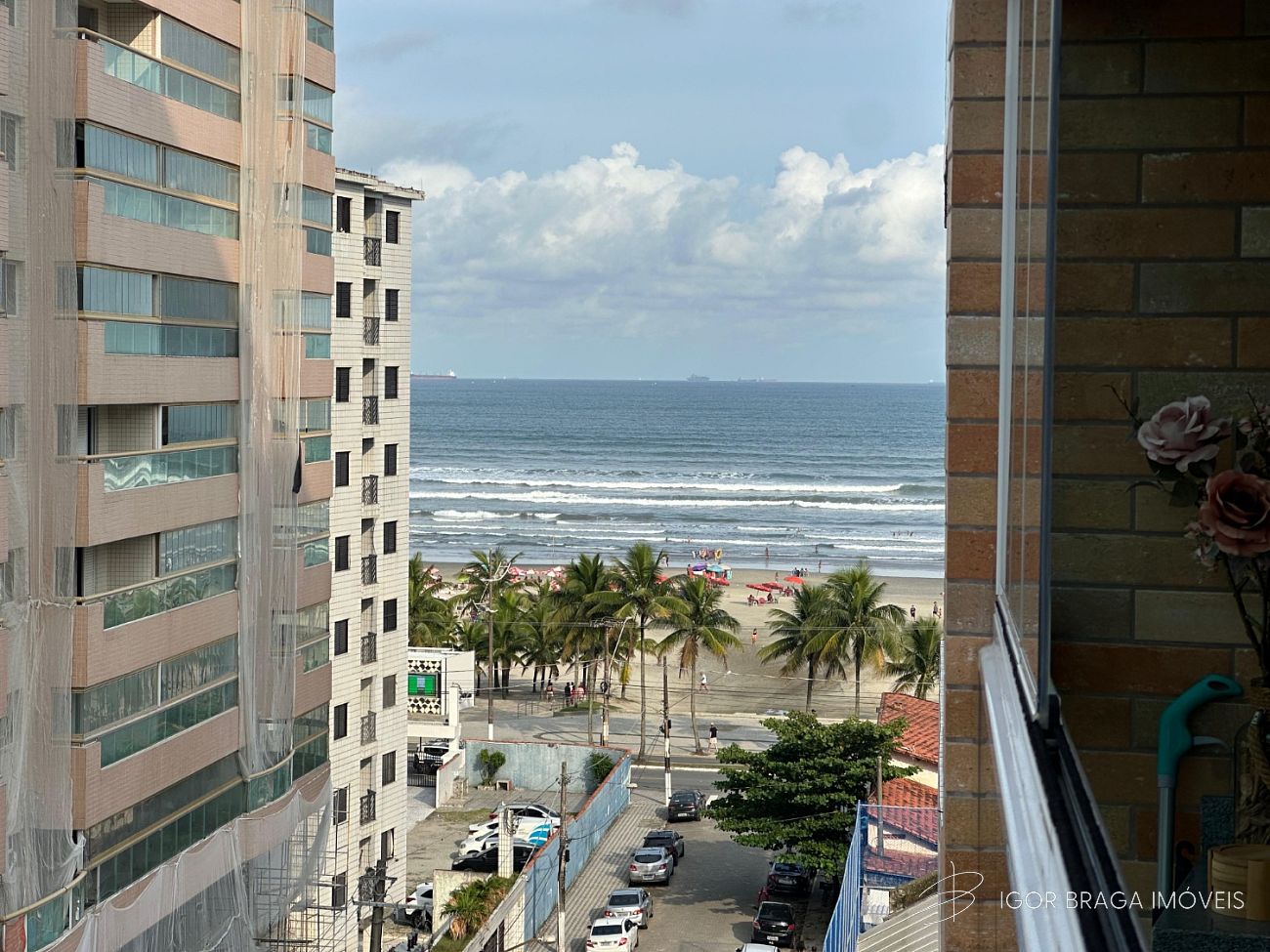 BELÍSSIMO APARTAMENTO, À 180M DO MAR E FINO ACABAMENTO