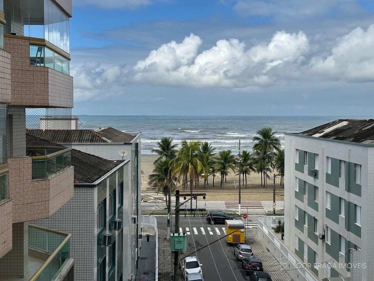 BELÍSSIMO APARTAMENTO, AMPLO E FINO ACABAMENTO