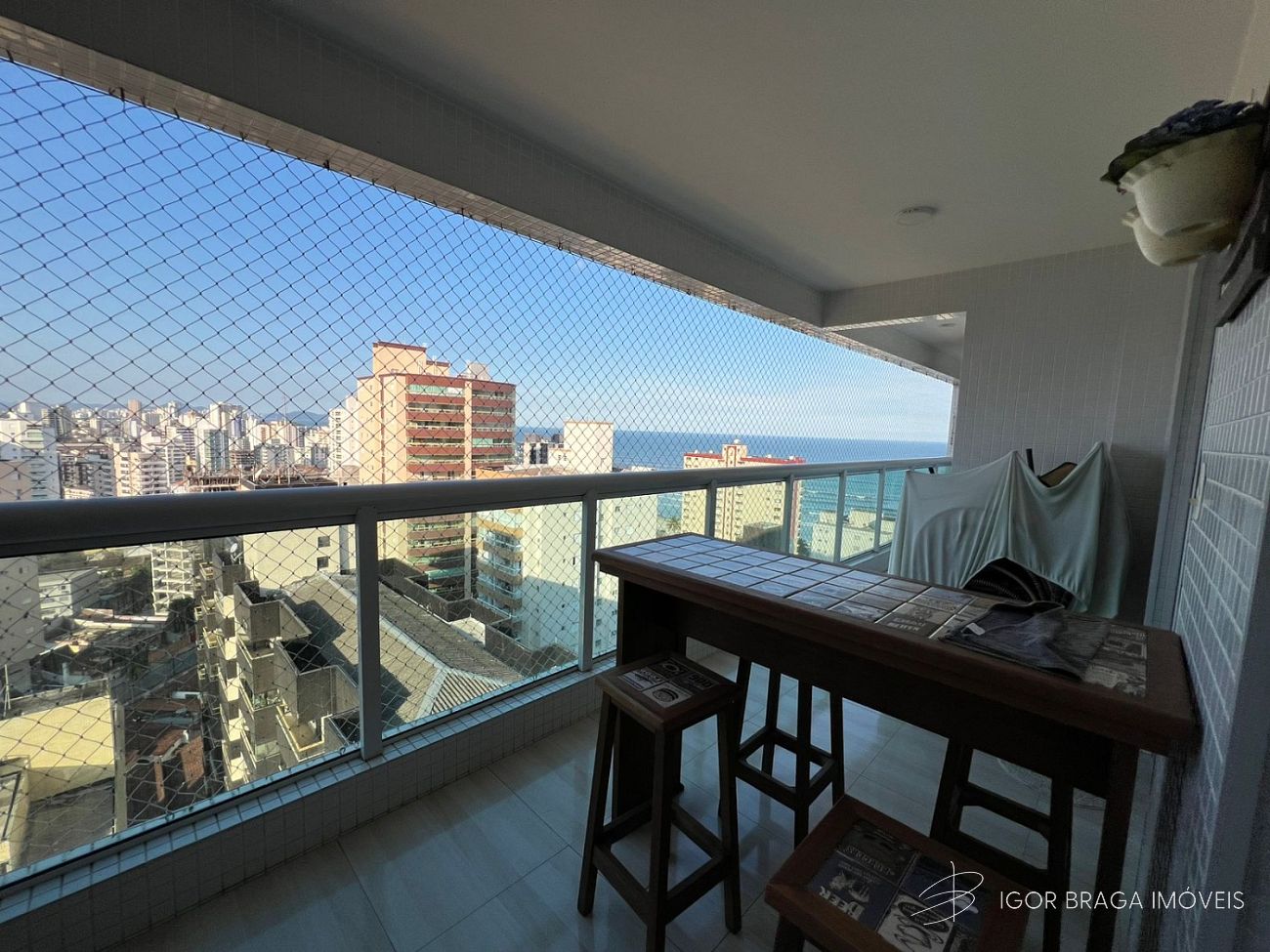 BELÍSSIMO APARTAMENTO, À 100m DO MAR E LAZER