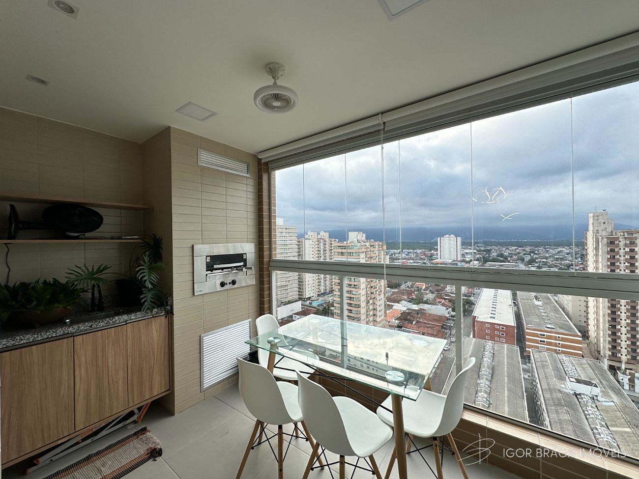 BELÍSSIMO APARTAMENTO, À 50m DO MAR E LAZER COMPLETO