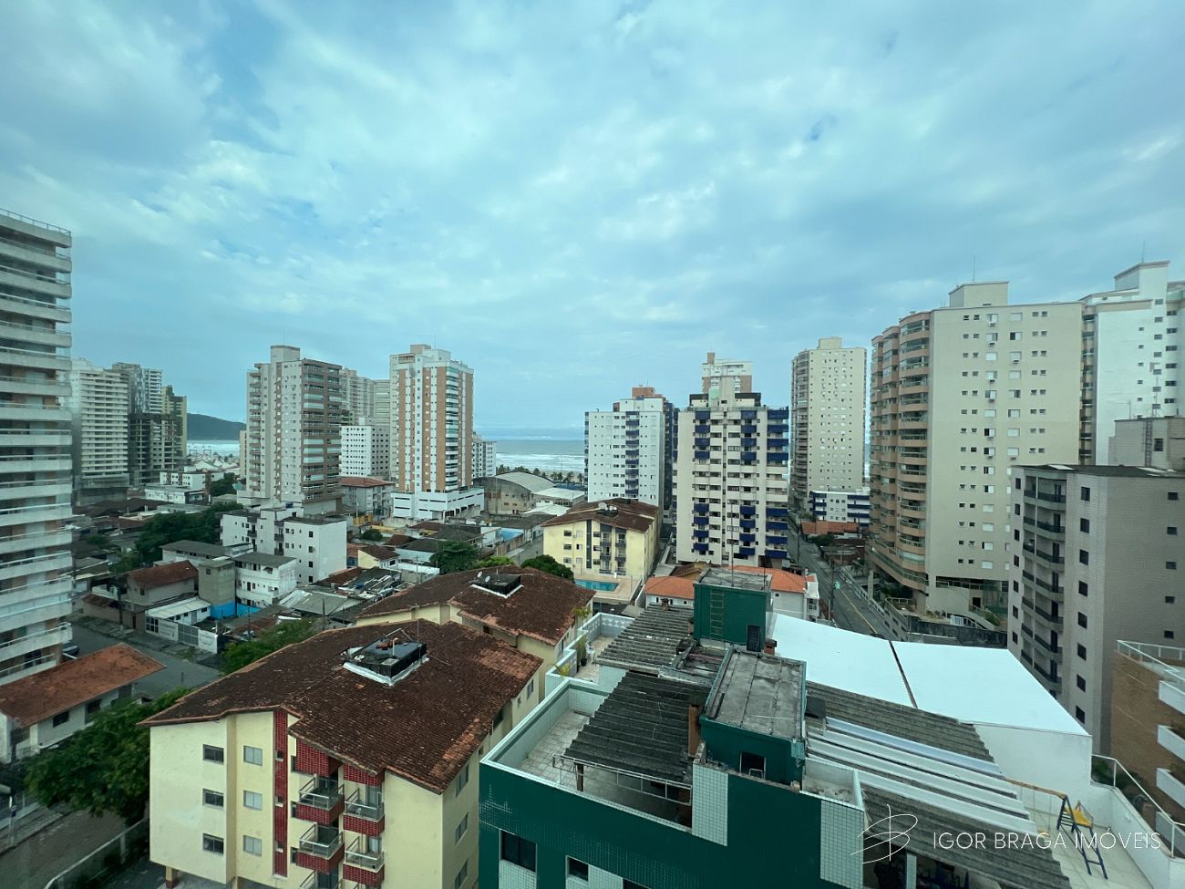 BELÍSSIMO APARTAMENTO, À 450m DO MAR E LAZER COMPLETO