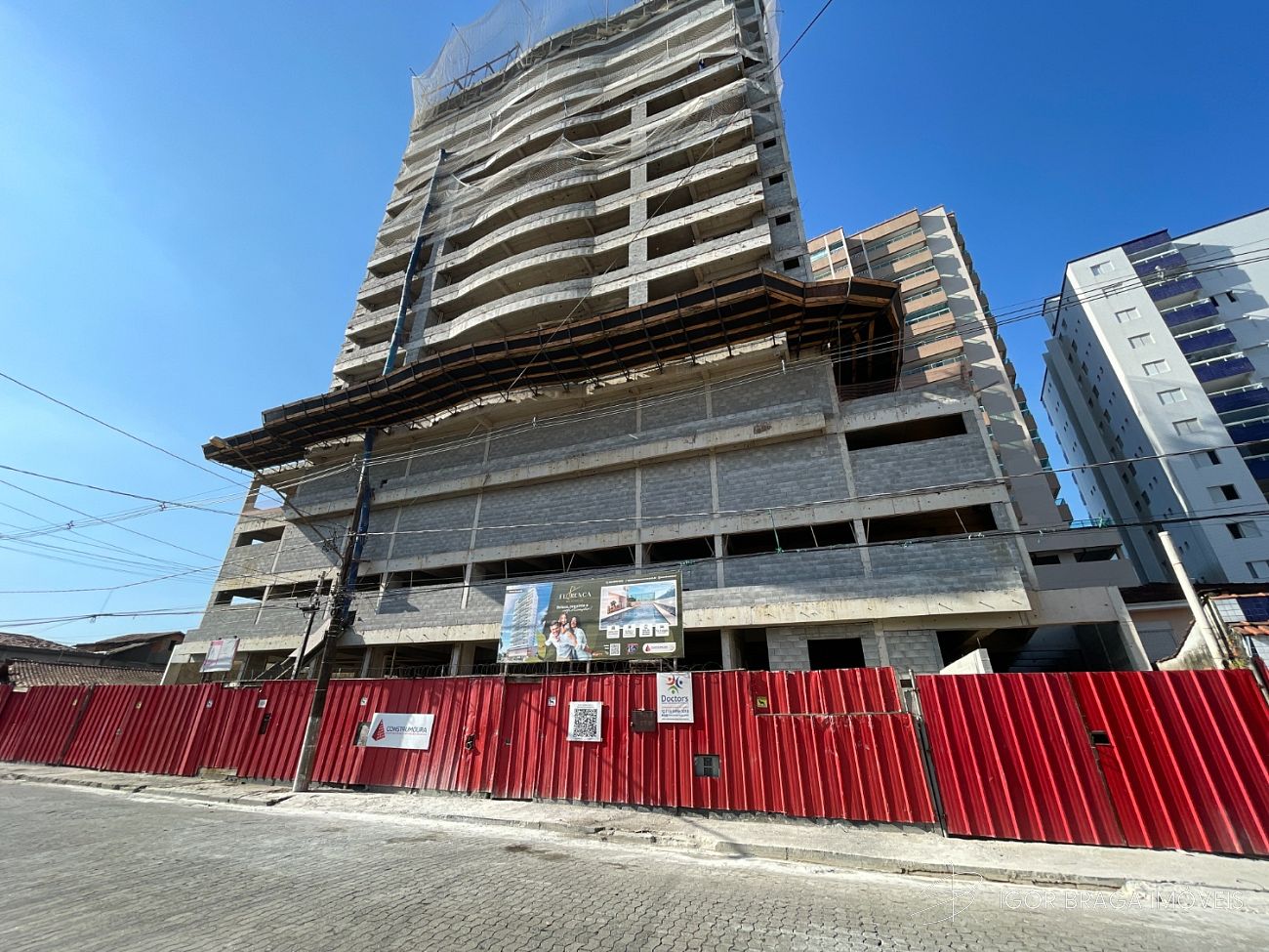 BELÍSSIMO APARTAMENTO, À 300M DO MAR E LAZER COMPLETO